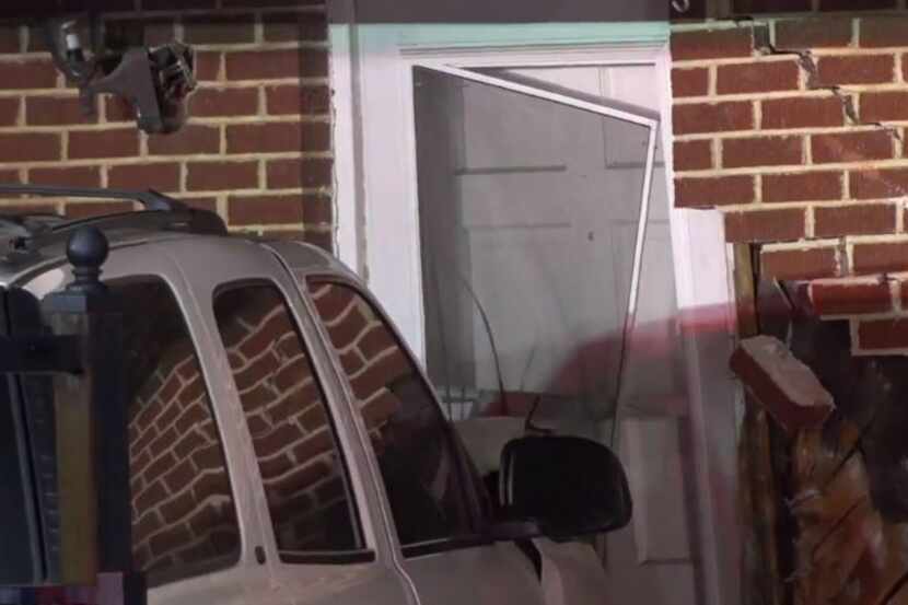 Un conductor de una SUV salió lesionado al chocar su vehículo contra el frente de una casa...