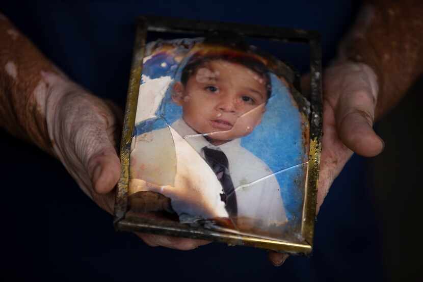 Domingo Méndez muestra una fotografía de su hijo Pablo, una de las pertenencias que...