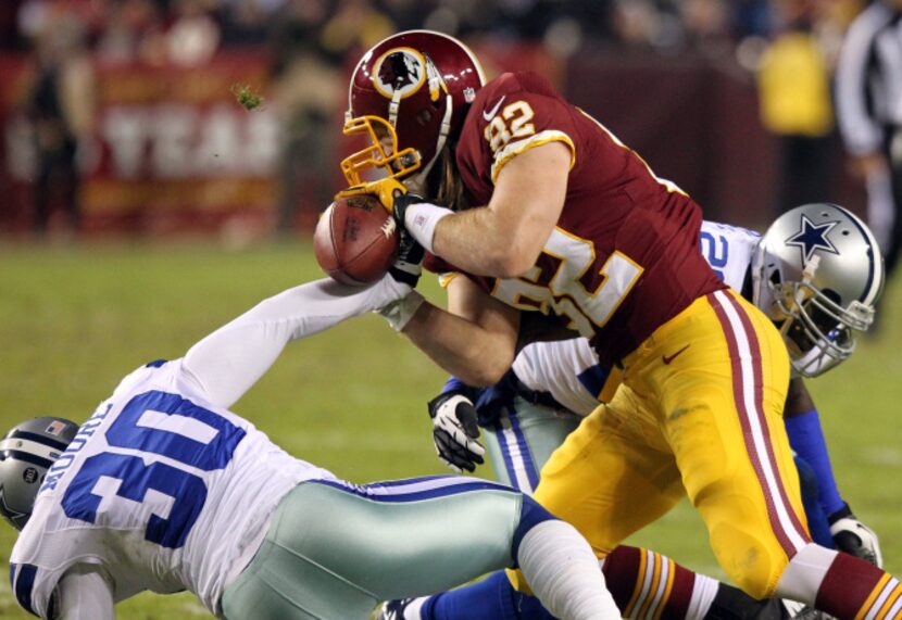 Washington Redskins tight end Logan Paulsen (82) holds onto the ball despite an attempt to...