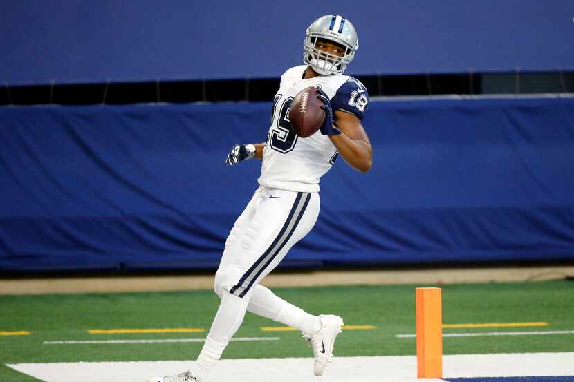 Dallas Cowboys wide receiver Amari Cooper (19) scores a second quarter touchdown against the...