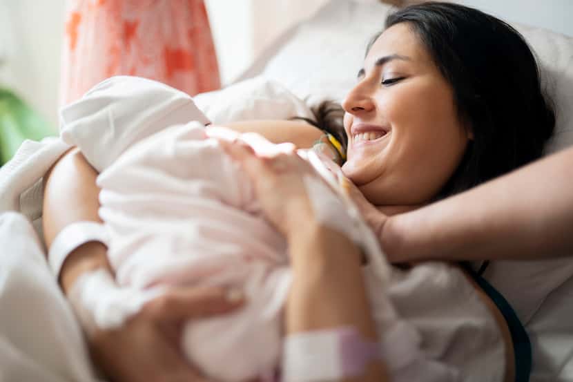 Las madres lactantes y vacunadas contra covid-19 pasan sus anticuerpos a los bebés, según...