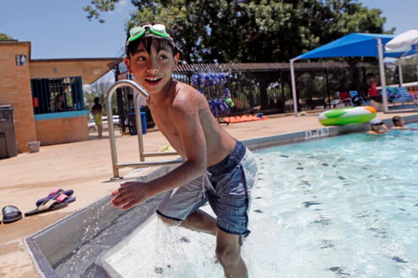 Los niños en la piscina no se dan cuenta qué gastan más energia. Muchos se ahogan por...