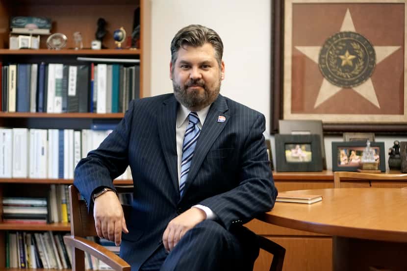 El canciller electo de Dallas College, Dr. Justin Lonon, el 9 de julio de 2021 en su oficina...