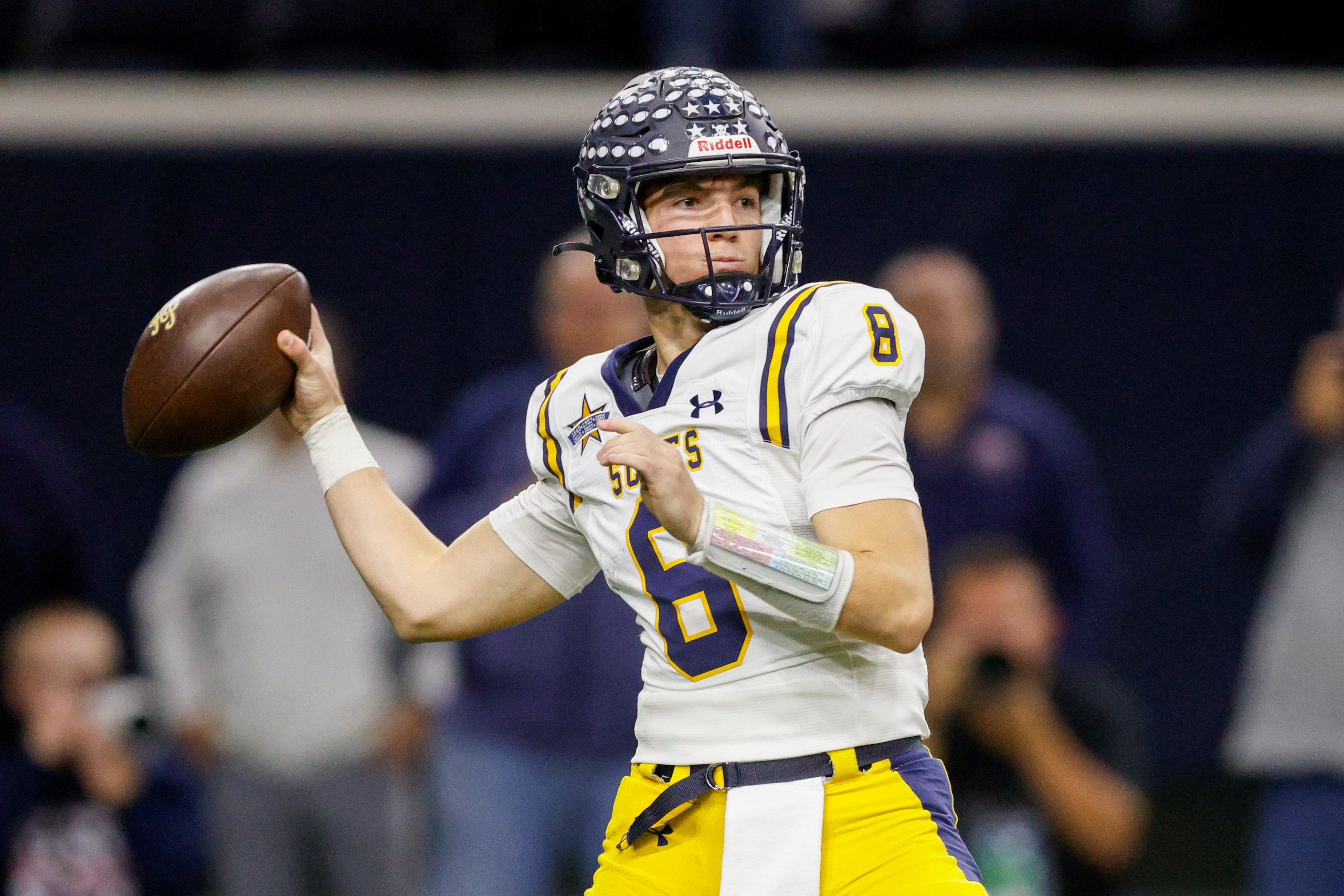 Highland Park quarterback Buck Randall (8) drops back to pass during the first half of a...