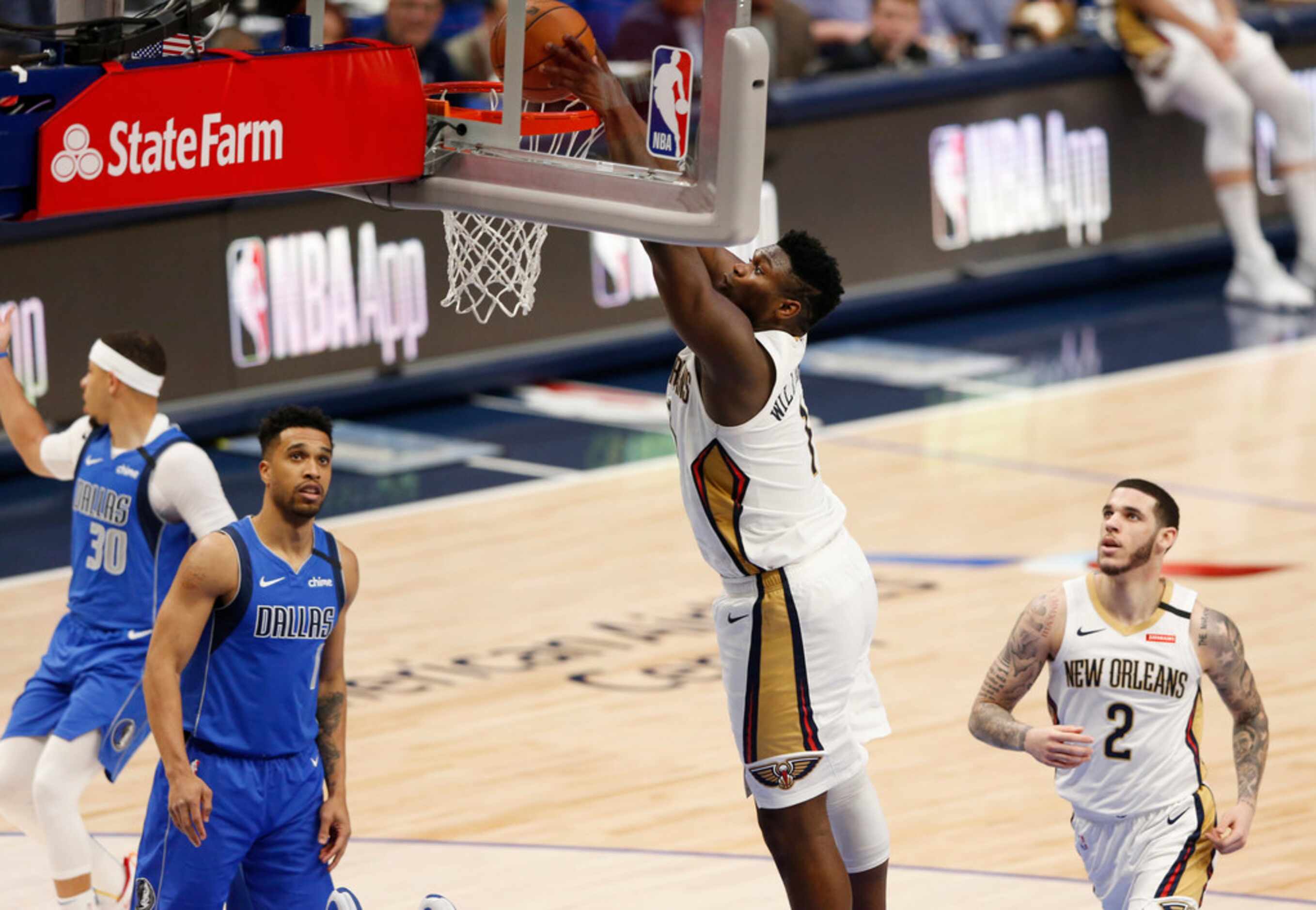 New Orleans Pelicans forward Zion Williamson (1) dunks the ball in front of Dallas Mavericks...
