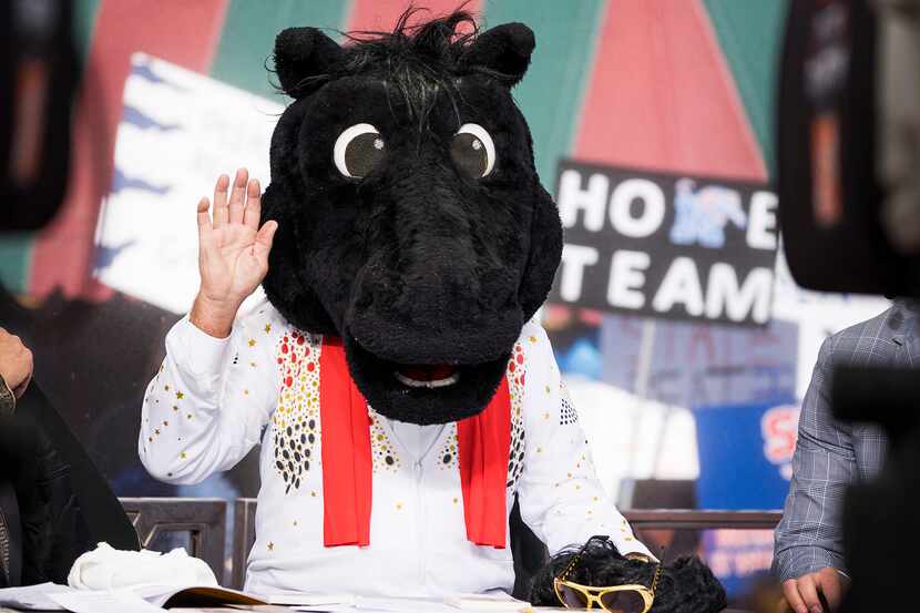 Lee Corso waves wearing the headgear of SMU mascot Peruna after he picked the Mustangs for...