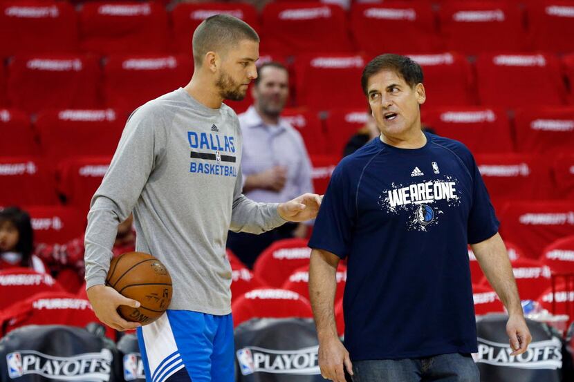 Dallas Mavericks forward Chandler Parsons (25) and Dallas Mavericks owner Mark Cuban talk...