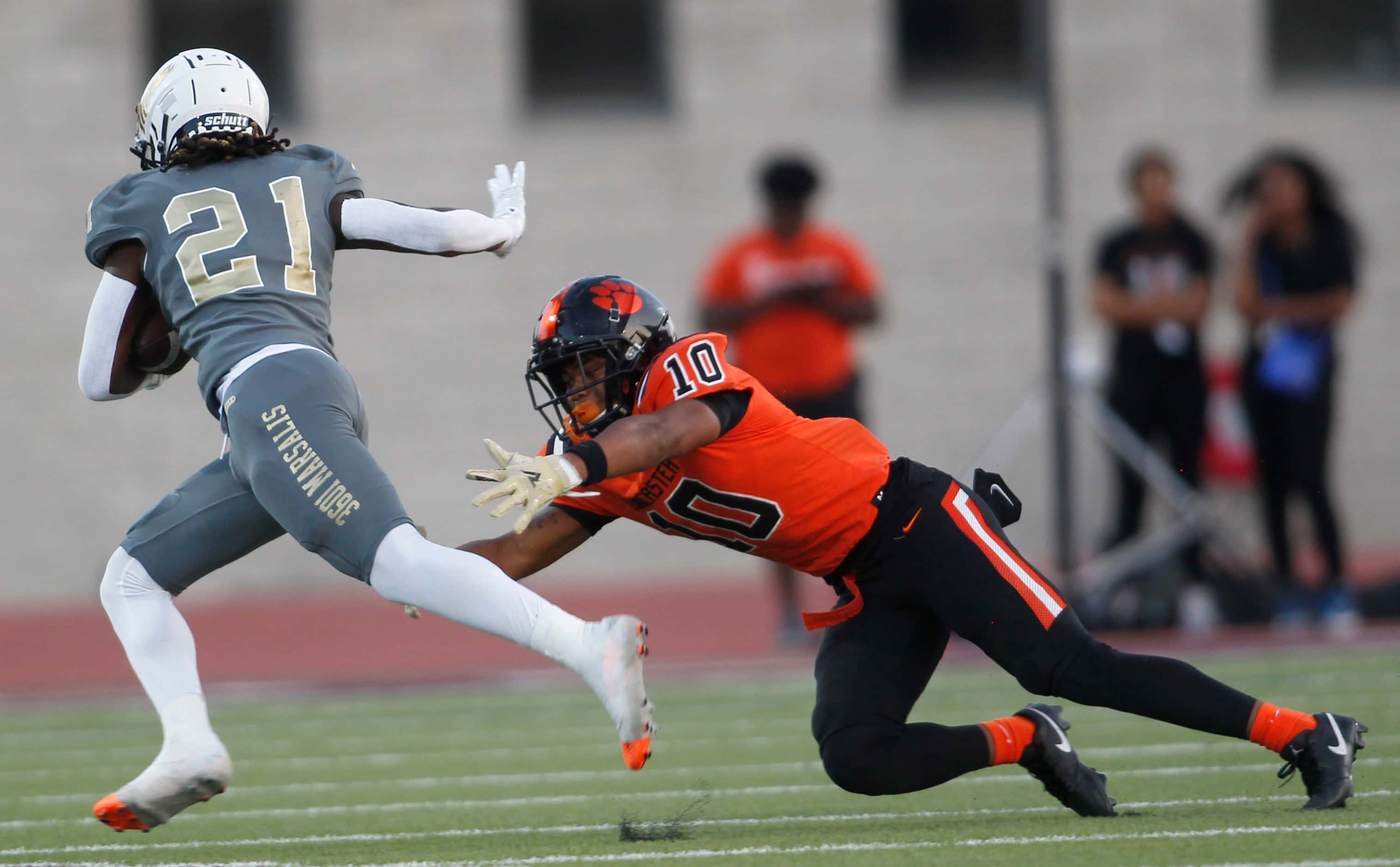 South Oak Cliff running back Danny Green (21) attempts to elude the defensive pursuit of...