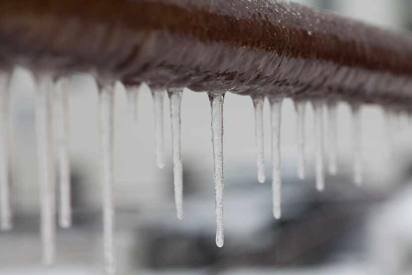 Las tuberías de agua pueden reventar si se congelan, por eso debe tomar algunas medidas de...