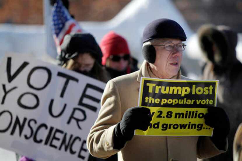 Un hombre en Wisconsin pide que los electores “voten con su conciencia”. (AP)