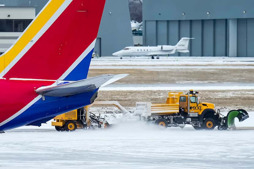 Un gran número de vuelos fueron cancelados el jueves y el viernes desde el Aeropuerto Dallas...