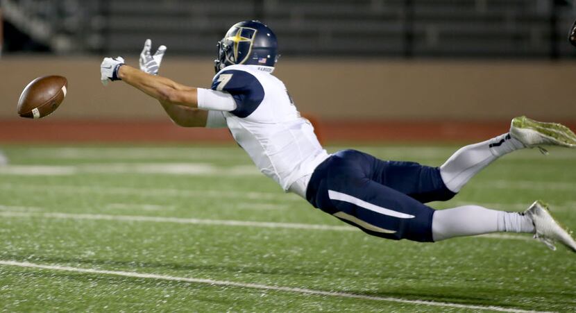 Jesuit’s Connor Lanpher (7) just misses a pass agaisnt Irving MacArthur during game action,...