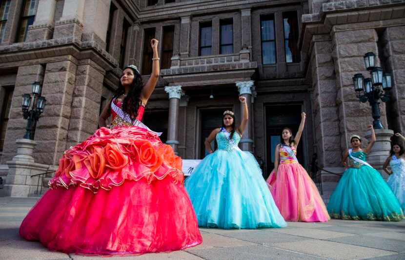 Un grupo de activistas de Jolt, con trajes de quinceañeras para protestar en contra de la...