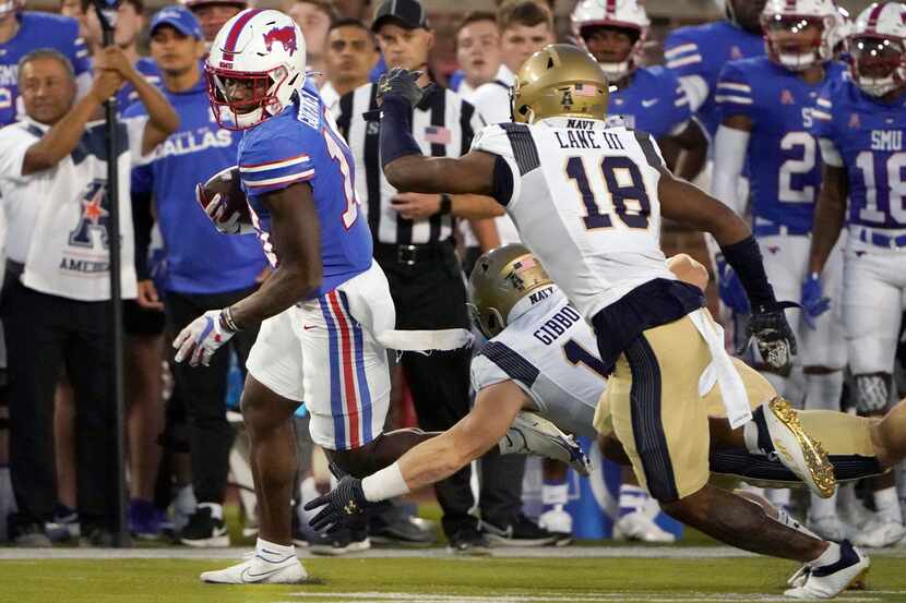 SMU wide receiver Dylan Goffney (10) breaks away from Navy defenders Eavan Gibbons (11) and...