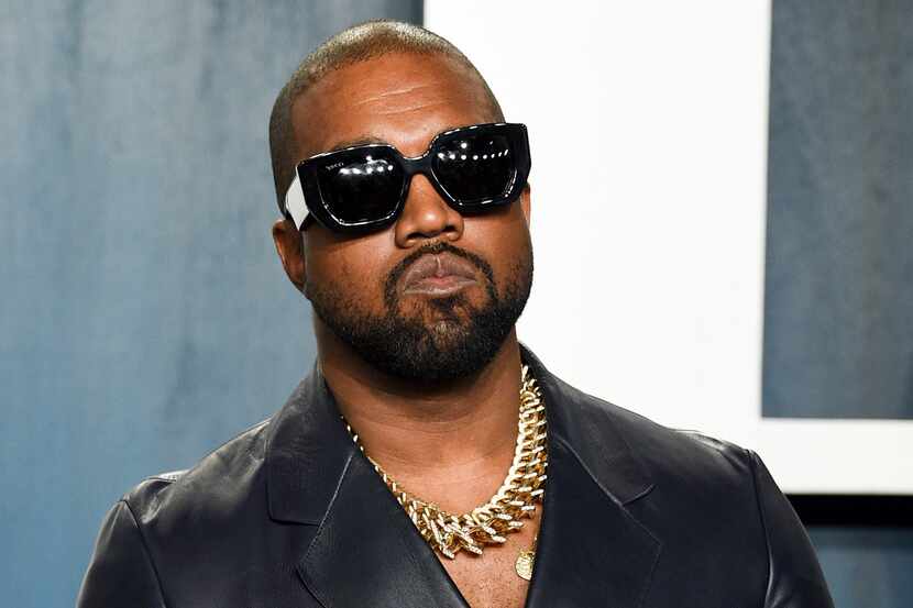 Kanye West llega a la fiesta de los Oscar de Vanity Fair el 9 de febrero de 2020 en Beverly...