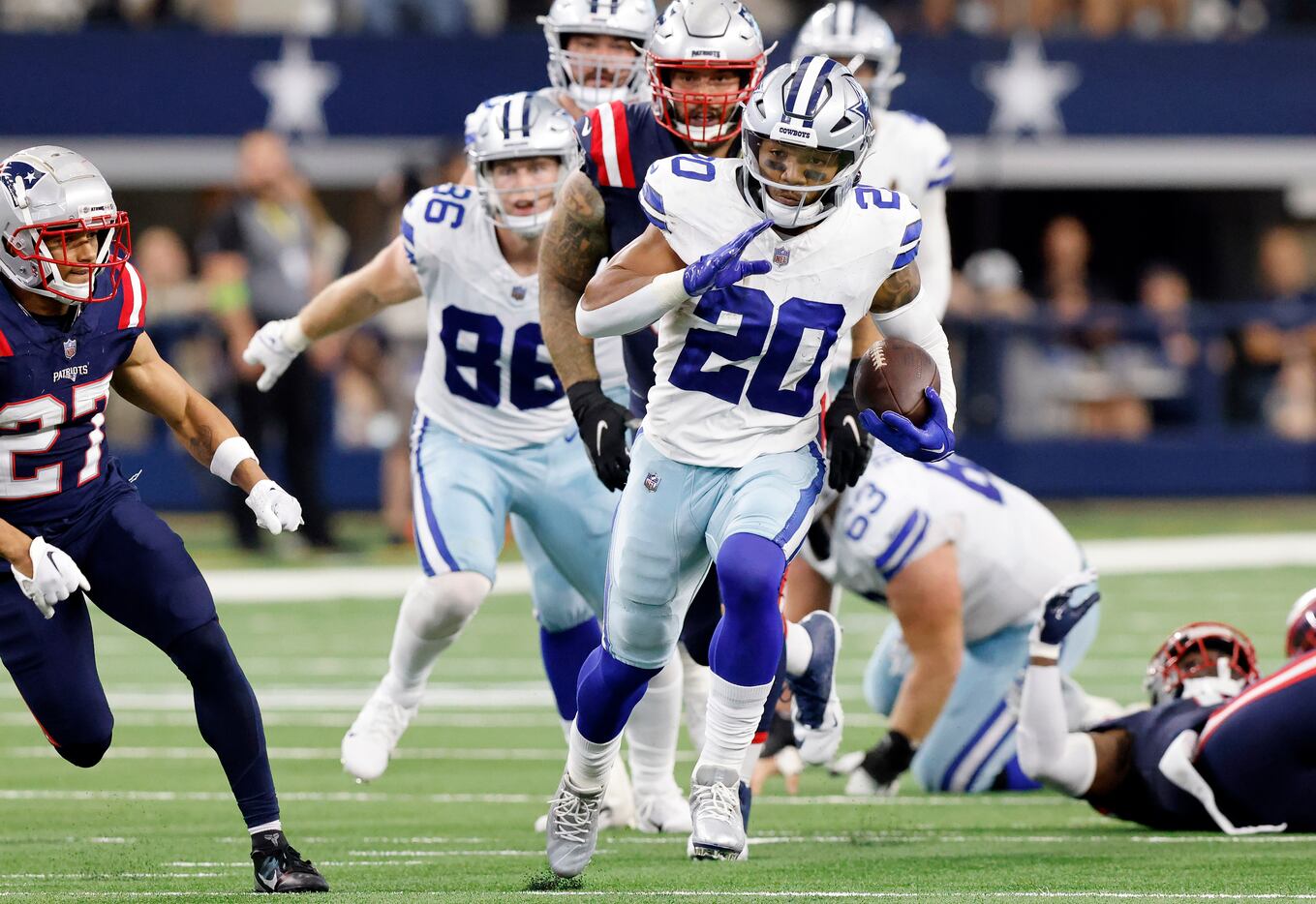 Cowboys RB Tony Pollard broke leg in playoff loss to 49ers 