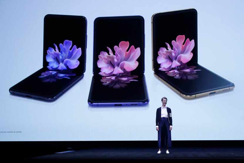 Rebecca Hirst, de UK Mobile Product Development, presenta el Samsung Galaxy Z Flip.