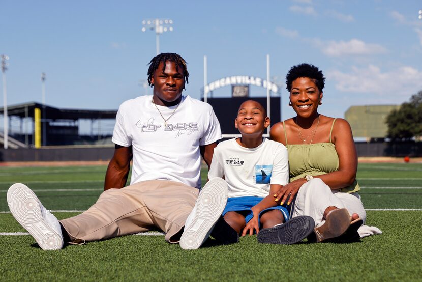 Duncanville defensive lineman Colin Simmons sits with his brother Clayton Roberts, 8, and...