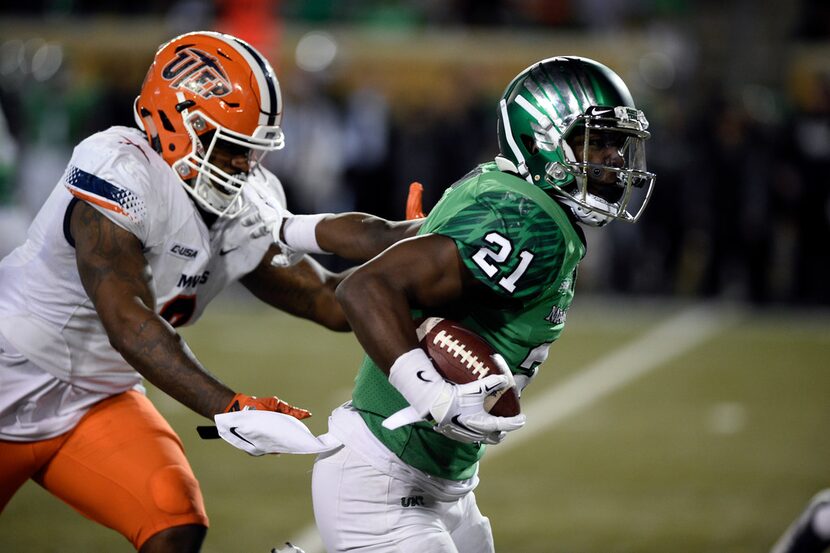 North Texas freshman runningback Nic Smith (21) carries the ball against Texas-El Paso. ...