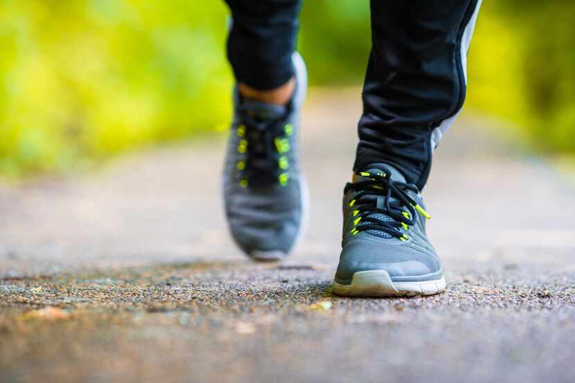Caminar  es una forma eficiente de fortalecer el cuerpo y mantener hábitos saludables. GETTY...