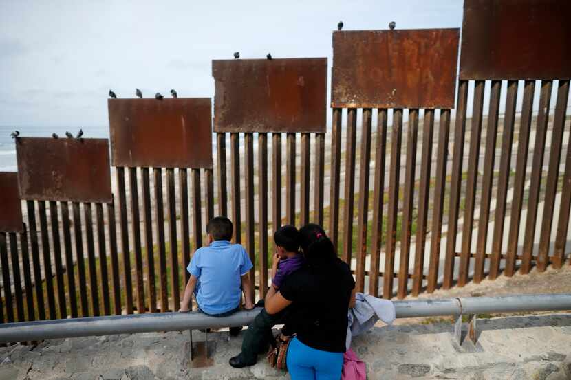 Una sección de la cerca en la frontera entre Estados Unidos y México. AP
