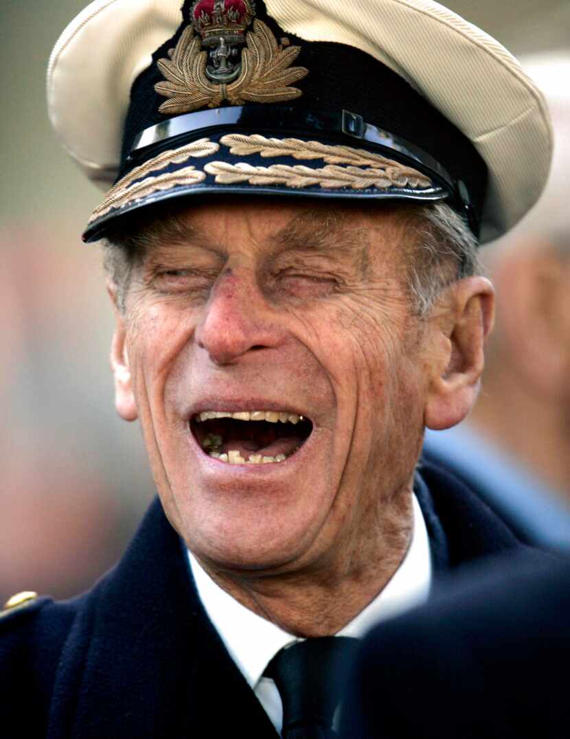 En esta foto del 9 de noviembre de 2006, el príncipe Felipe de Gran Bretaña se ríe de un...