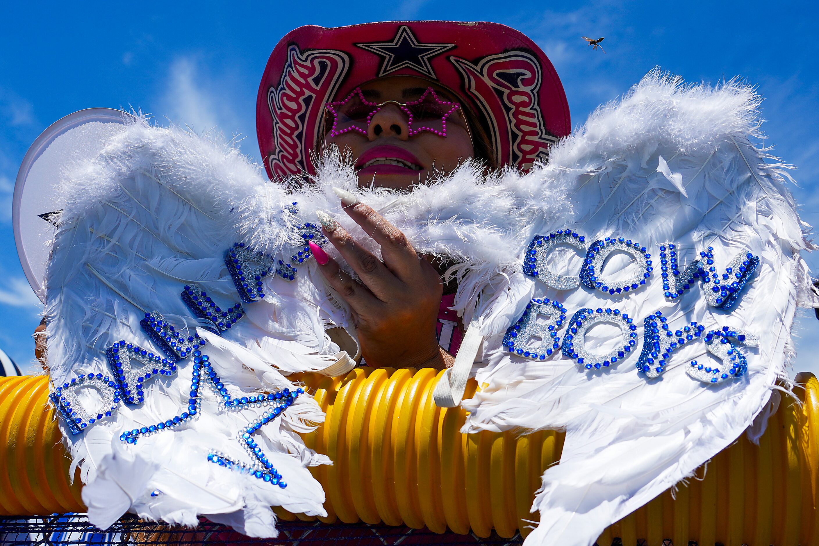 A fan looks for an autography during the first practice of the Dallas Cowboys training camp...