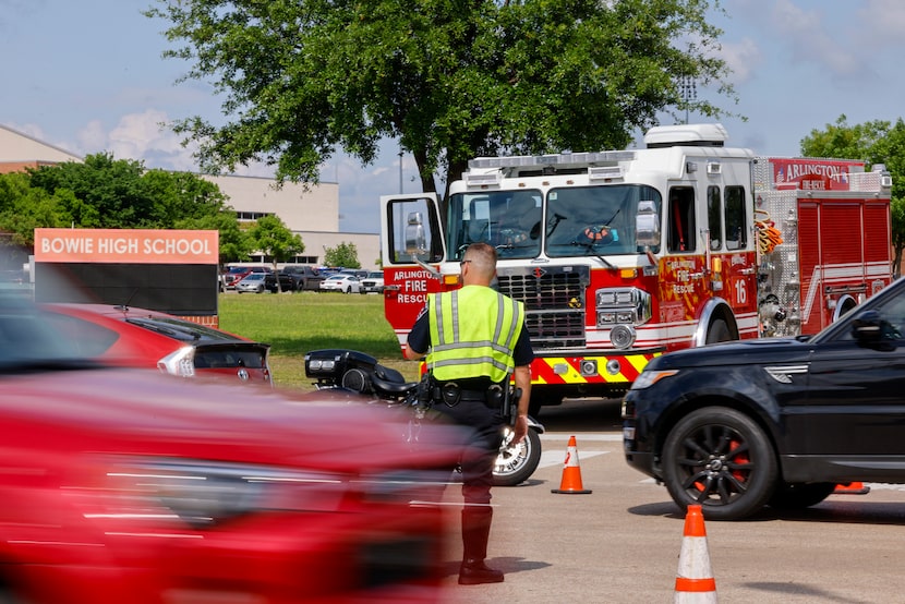 Un alumno murió durante un tiroteo afuera de la preparatoria James Bowie en Arlington el 24...