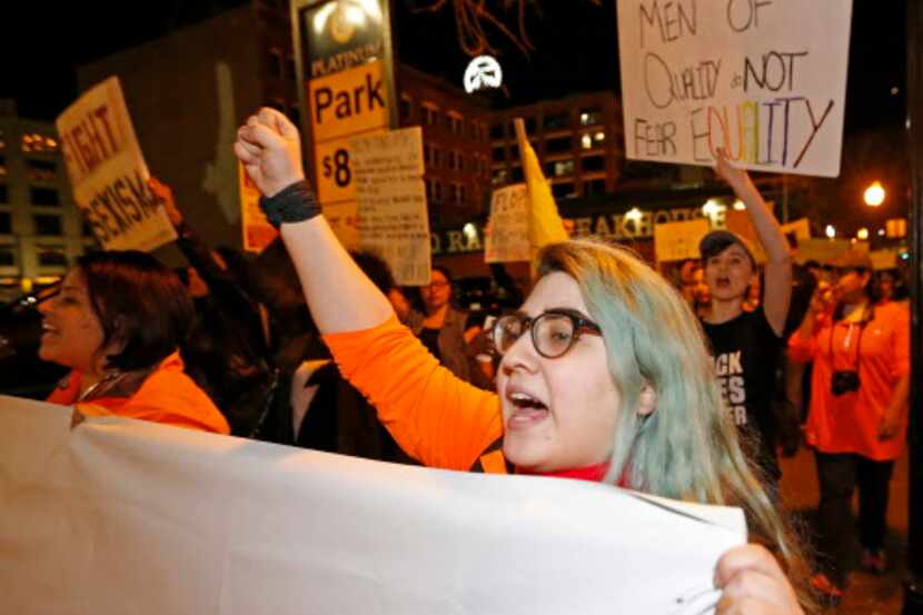 Marissa Rodríguez (derecha) y otros manifestantes marcharon por el centro de Dallas el...