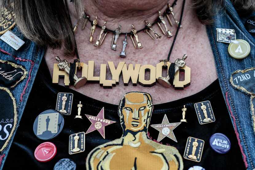Vivianne Robinson, de 63 años porta símbolos del Oscar, el premio de la Academia a la...