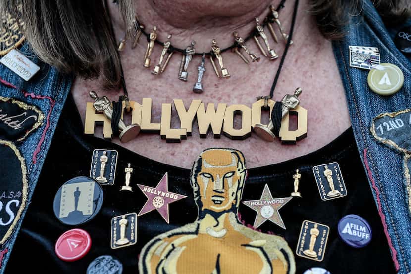 Vivianne Robinson, de 63 años porta símbolos del Oscar, el premio de la Academia a la...