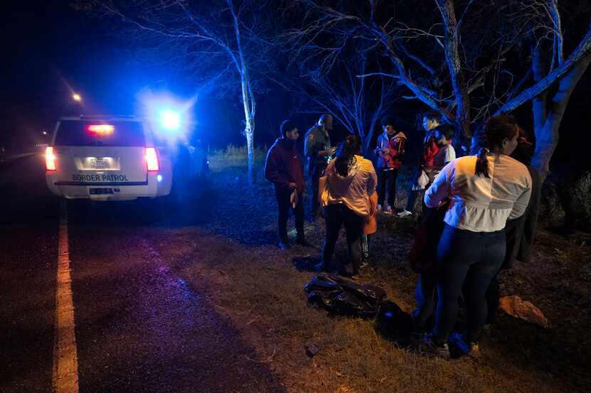 Un agente de inmigración detiene a un grupo de migrantes centroamericanos cuando caminaban...