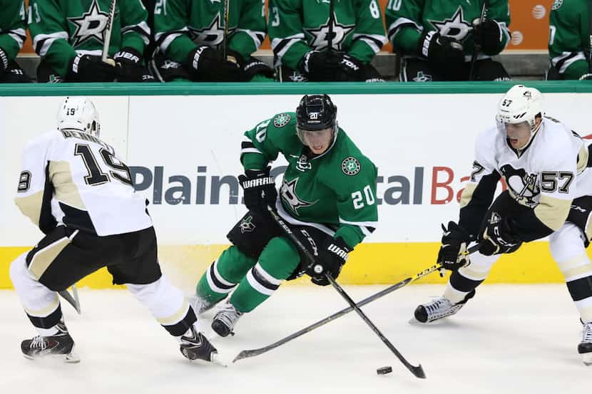 Dallas Stars center Cody Eakin (20) skates in between Pittsburgh Penguins right wing Beau...