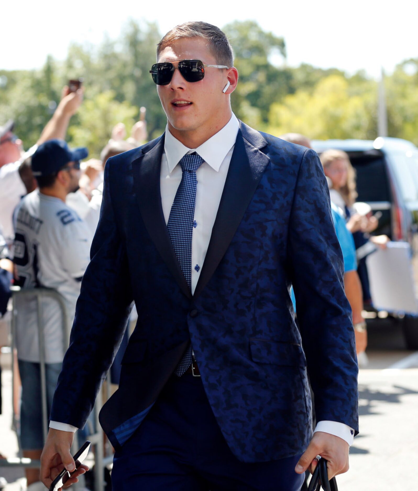 Dallas Cowboys outside linebacker Leighton Vander Esch arrives at AT&T Stadium in Arlington,...