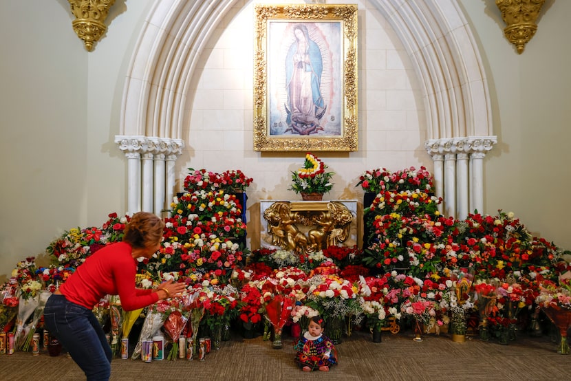 Aura Sarmiento, de Dallas, le toma una foto a su nieta de 7 meses, Emilia Artzerounian,...