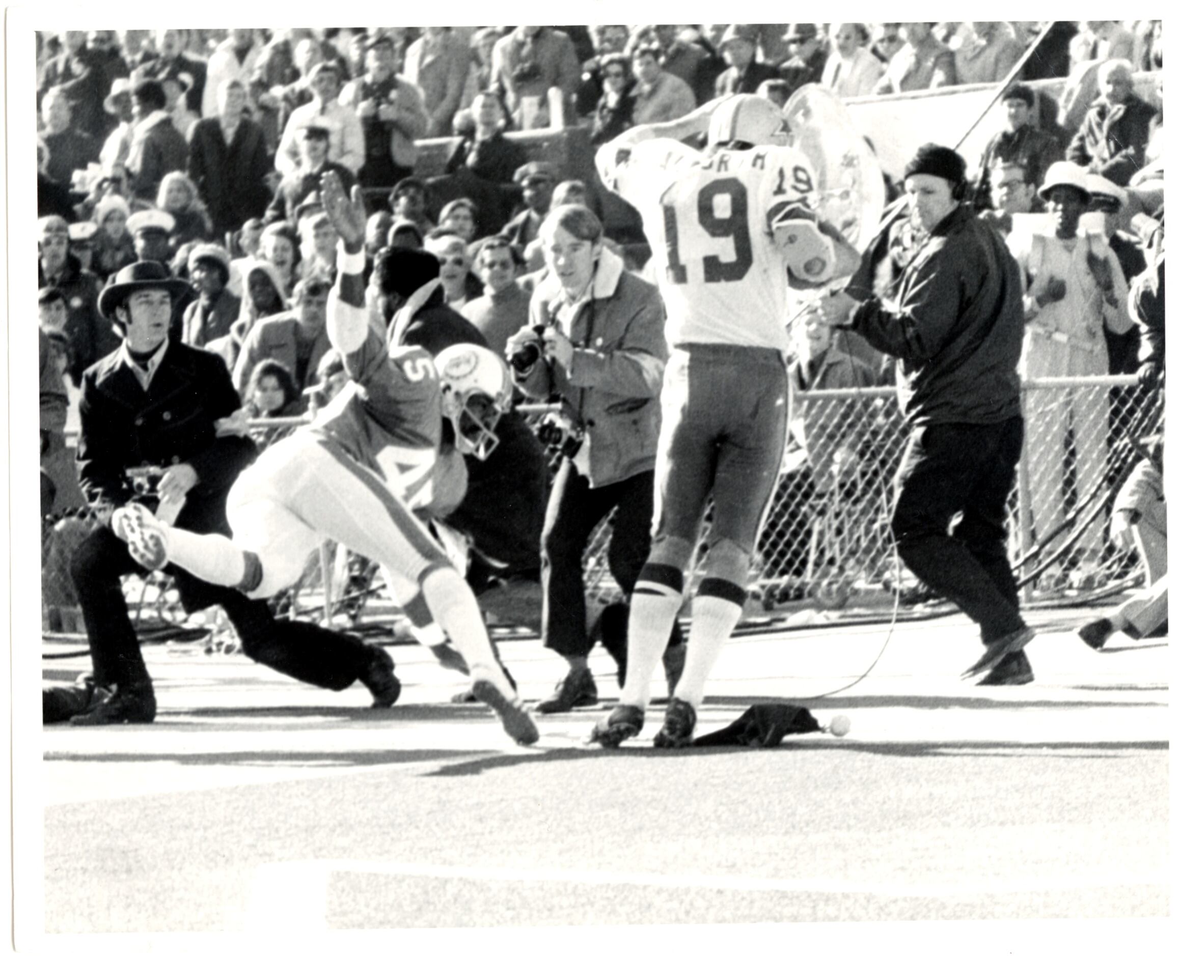 Lance Alworth San Diego Chargers 1962-70 and Dallas Cowboys 1971-72. HOF  Class '78.