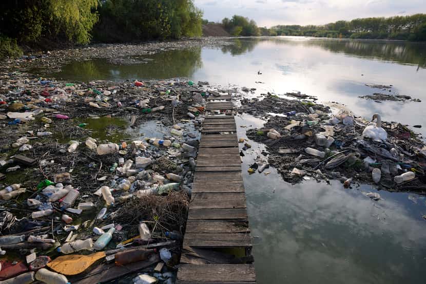 Un montón de basura en el río Danubio, en Belgrado, Serbia, el 18 de abril de 2022.