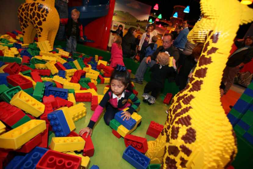 Sofia San Juan, de 5 años, juega con boques gigantes en el LegoLand Discovery Center, el 7...