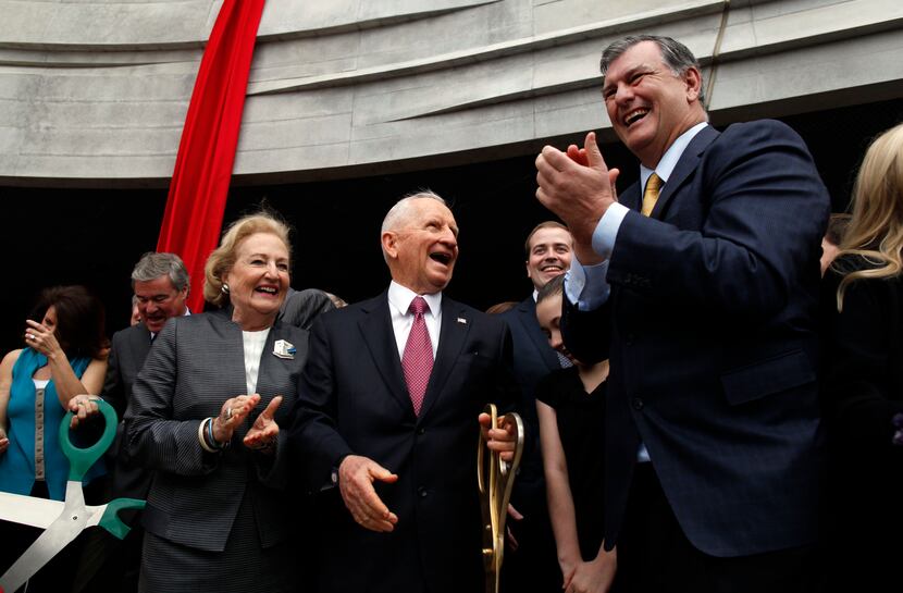 Margot Perot, Ross Perot and Dallas Mayor Mike Rawlings share a laugh after struggling to...