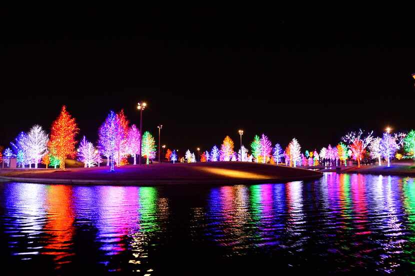 Vitruvian Lights continúan su encanto en Addison hasta el 1 de enero.(Stevan Koye)
