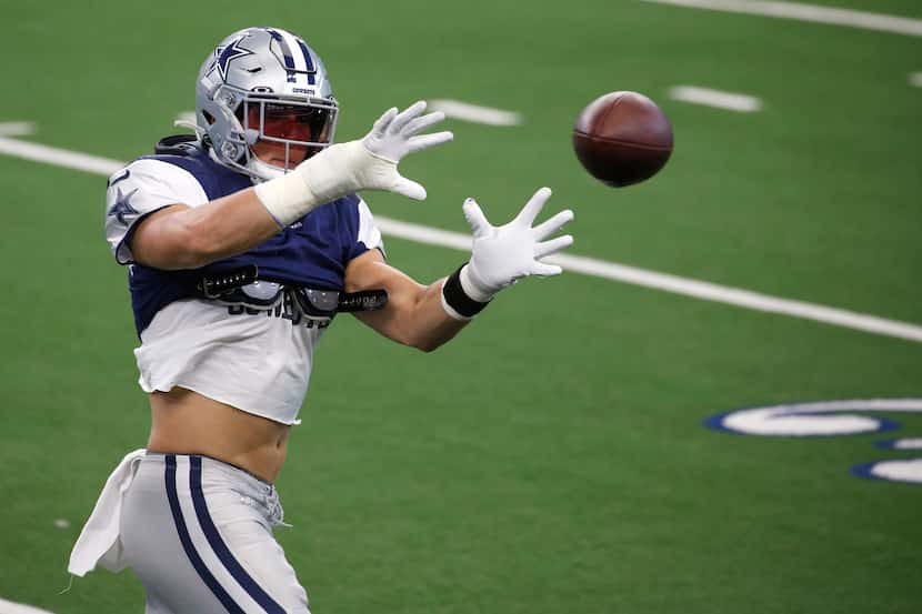 Dallas Cowboys linebacker Leighton Vander Esch (55) prepares to catch the ball in practice...