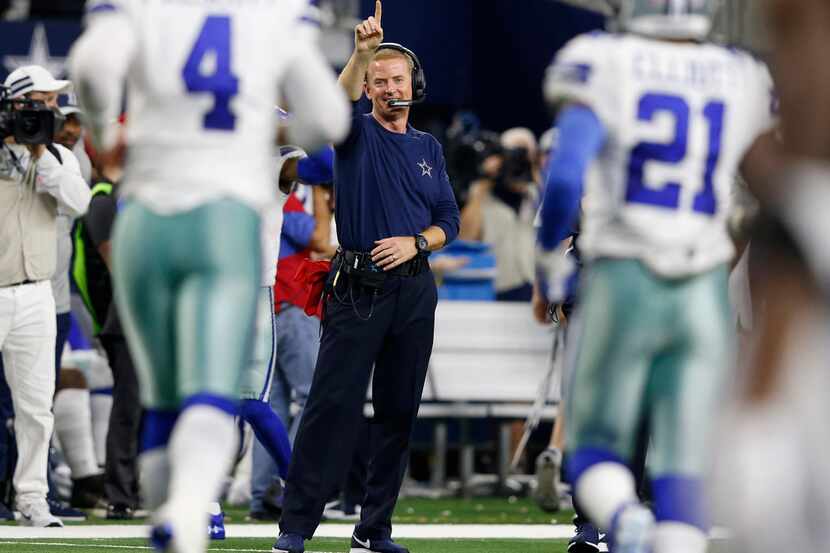 Dallas Cowboys head coach Jason Garrett signals for 1 after Dallas Cowboys quarterback Dak...