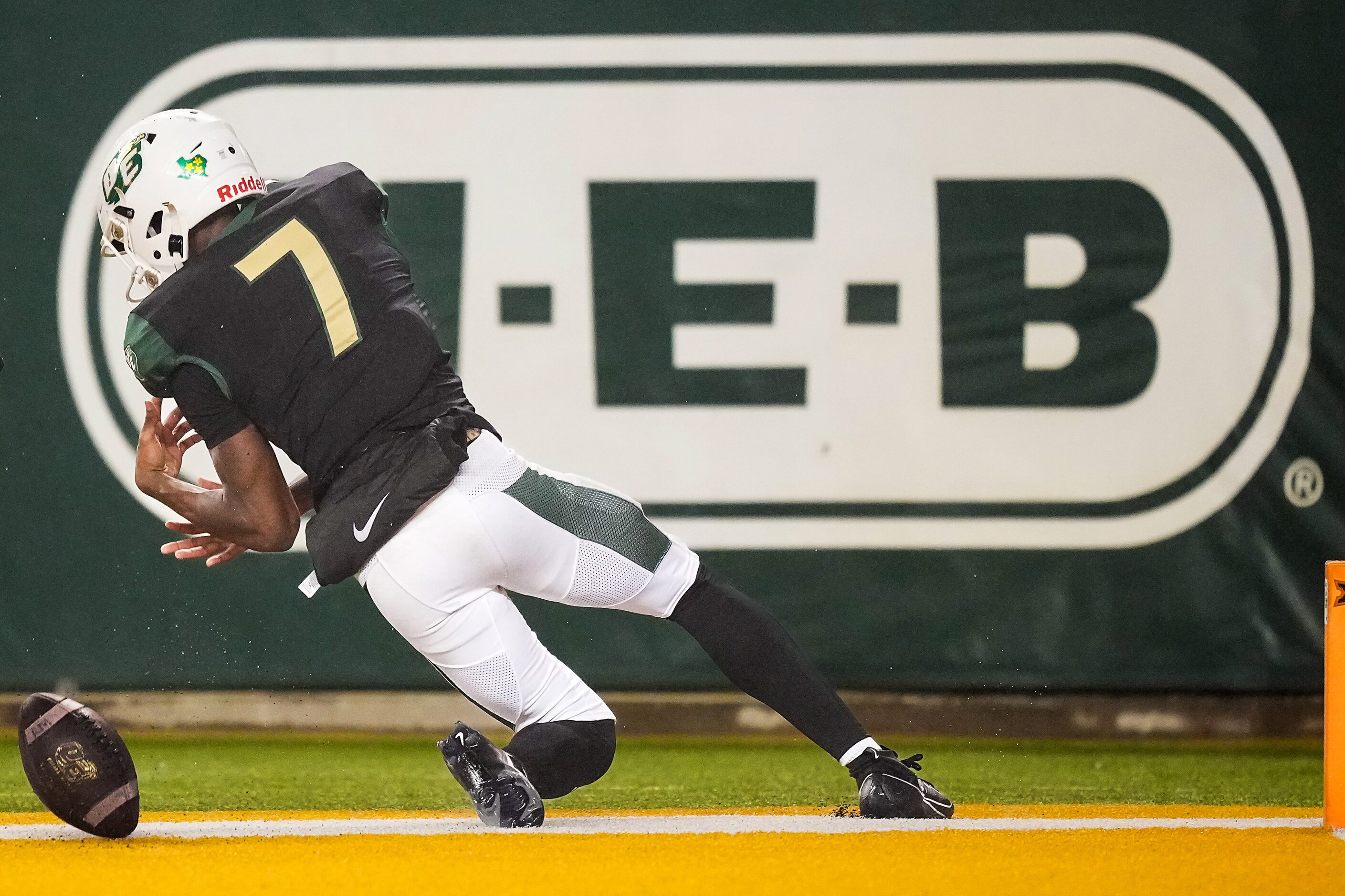 DeSoto wide receiver Ethan Feaster (7) can’t make a catch in the end zone during the second...