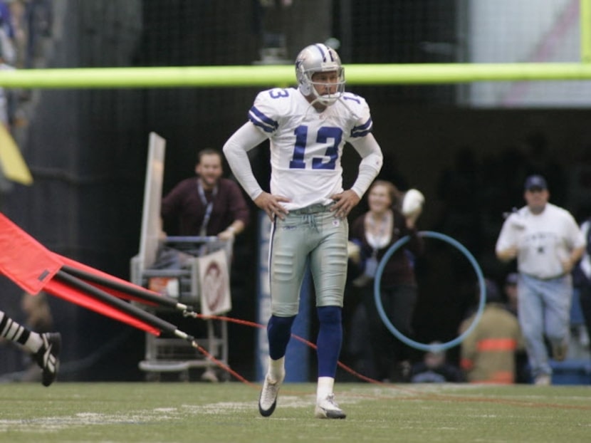 ORG XMIT: *S18F1B15B* Cowboys kicker Mike Vanderjagt (13) walks off the field at the end of...