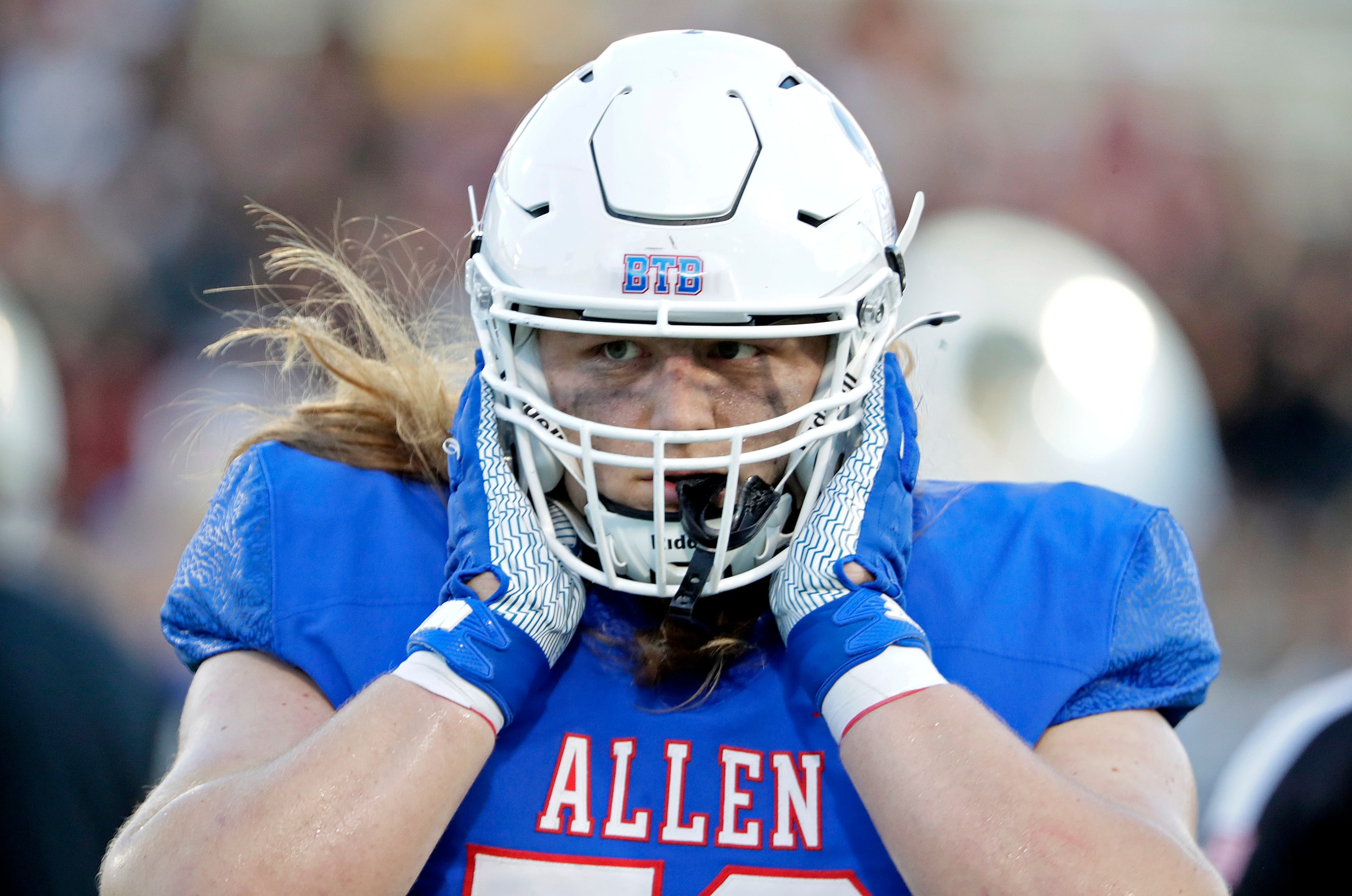 Allen High School offensive lineman Colter Alberding (79) adjusts his helmet before kickoff...