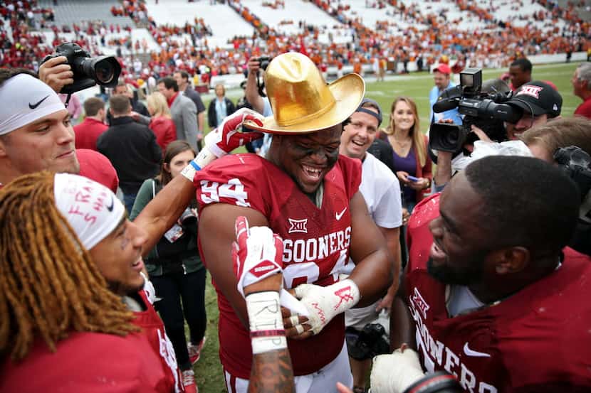 Oklahoma defensive tackle Torrea Peterson celebrates with the golden hat after their 31-26...