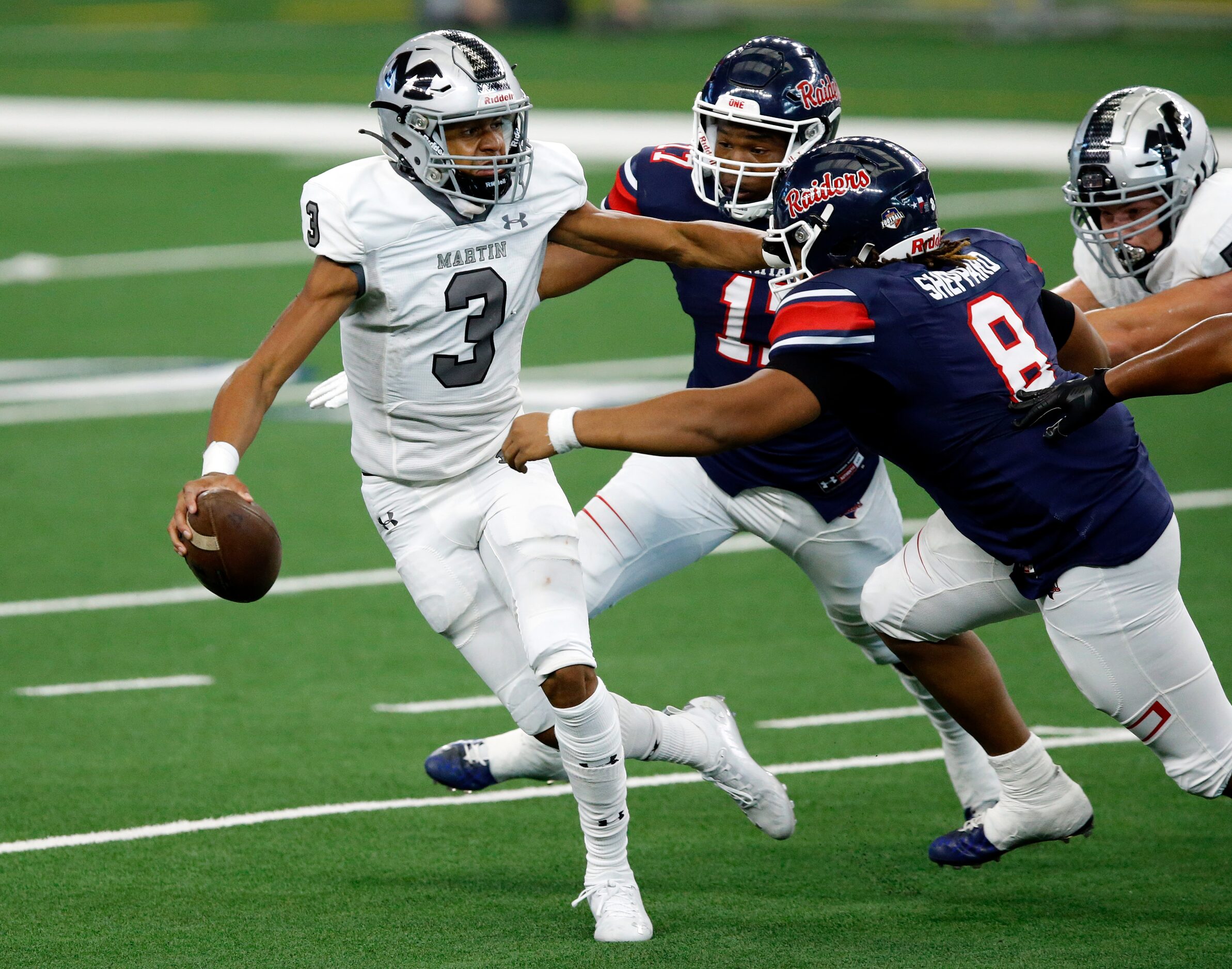 Arlington Martin receiver Cydd Ford tries to elude Denton Ryan defenders Jay Sheppard (8)...