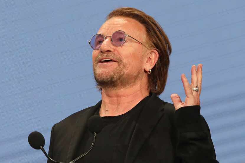 Artistas como Bono dan conciertos gratis desde sus hogares via streaming durante el brote de...