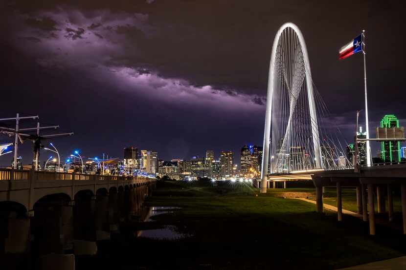 Una tormenta en el cielo del centro de Dallas el 3 de mayo de 2021.