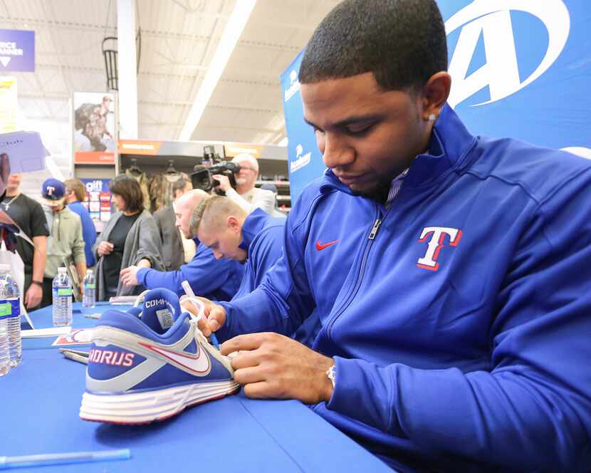 Elvis Andrus firmando autógrafos este fin de semana. Foto cortesía Texas Rangers.